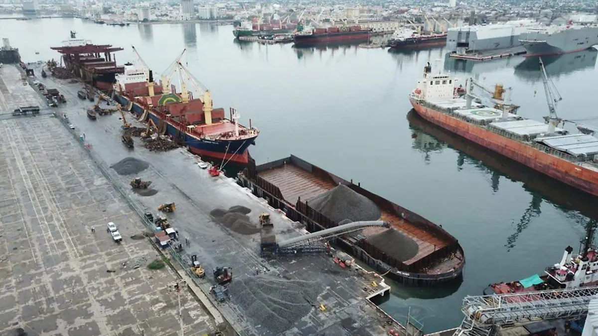 Inició Puerto de Veracruz operavciones de cabotaje con piedra basáltica